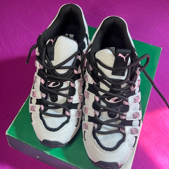 WOMENS PUMAS FOR SALE - Picture 2 of 5